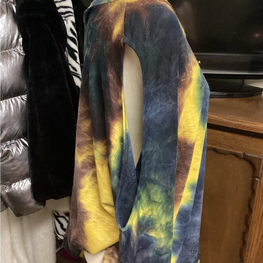 Fall long sleeve tie dye with thumb holes and open shoulders